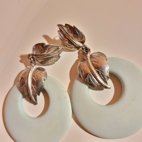 🥂SALE🥂 Minty Pair of Vintage Leaf and Hoop Earrings - Picture 2 of 4